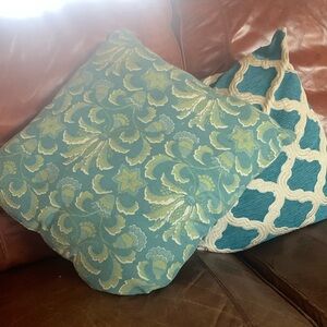 4 throw pillows aqua colors
Sold as a set
Used conditionion but still nice set